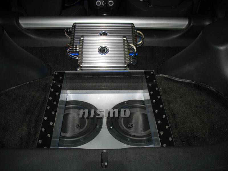Car audio system with Nismo branding.